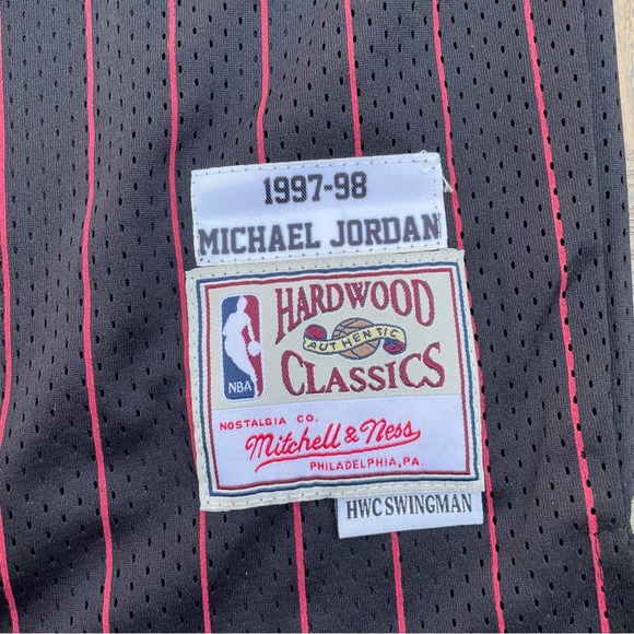 Mitchell & Ness Authentic Jersey Chicago Bulls Alternate 1997-98 Michael Jordan - Picture 4 of 12
